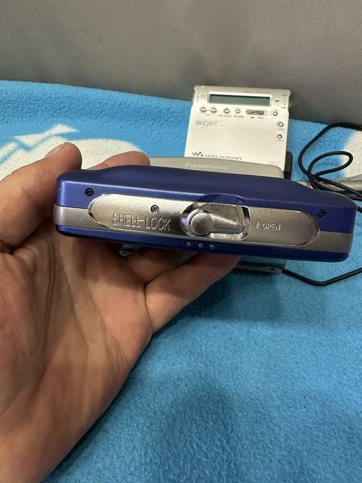 Vand doua walkman Panasonic