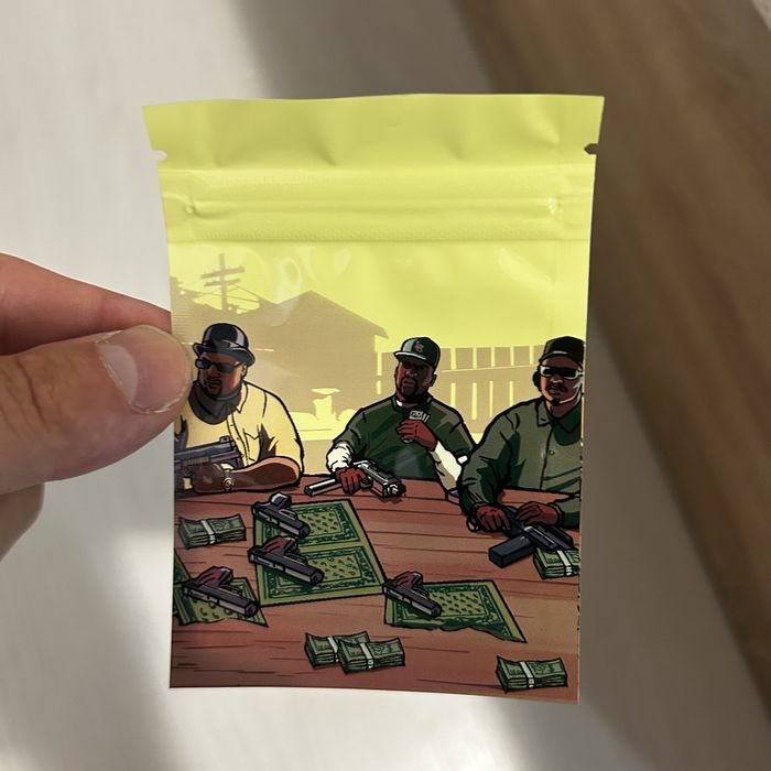 Продавам пликове с различни дизайни