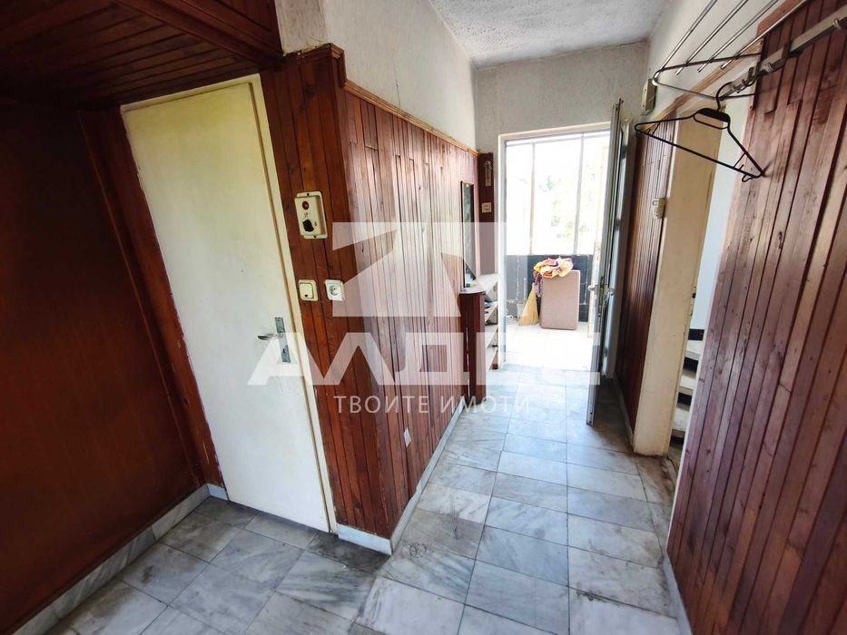 Продава триетажна къща в с. Петърч!