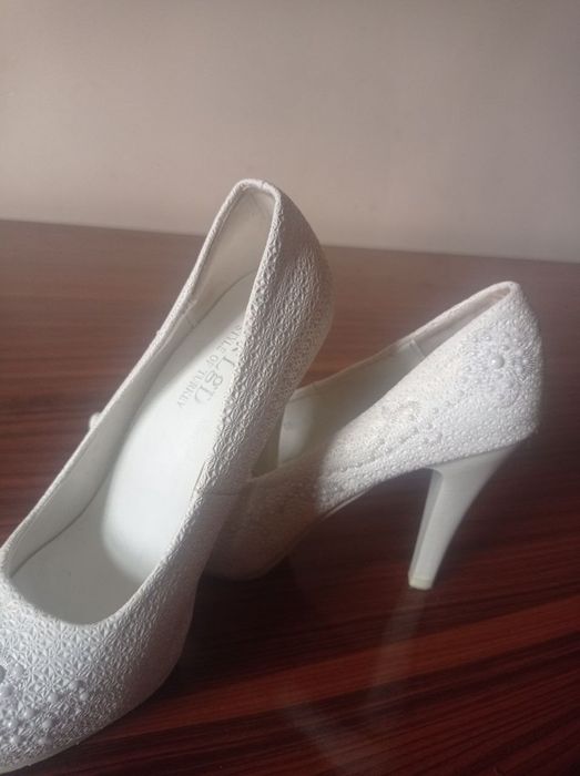 Tufli sotiladi kiyilmagan