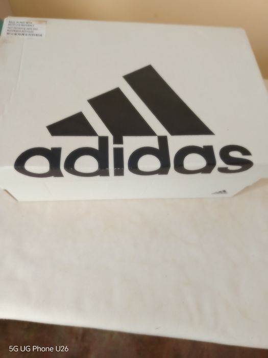 Много добър модел маратонки Adidas за спорт и туризъм