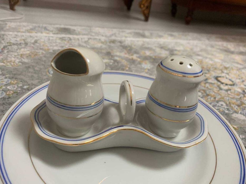 Столовый сервиз фарфоровый, б/у — белый с синей и золотой каймой