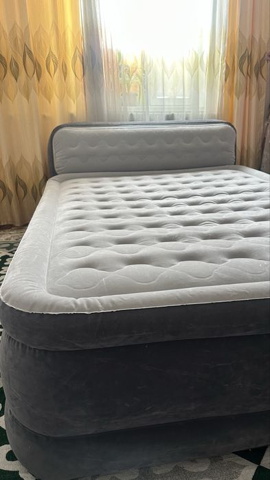 Кровать Intexc встроенным насосом.