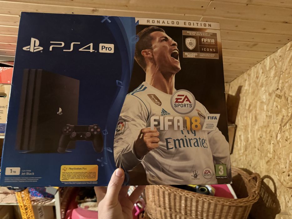 Vand consola ps4 pro 1 TB + 44 jocuri + 4 controlere