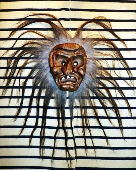 автентична маска от дърво