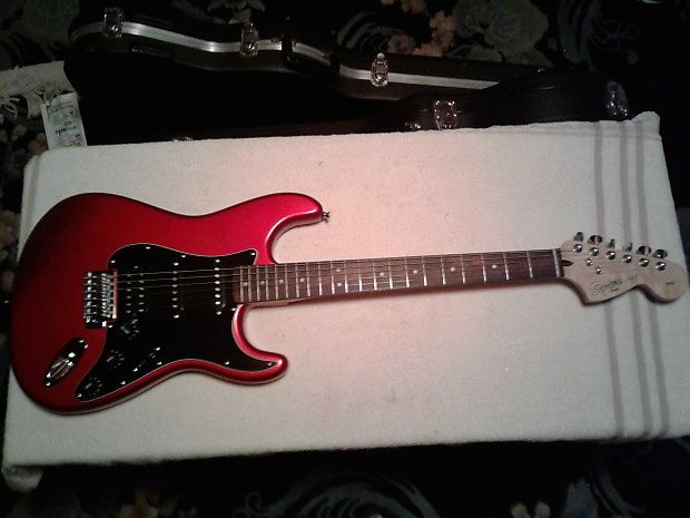 электрогитара Squire Stratocaster красная