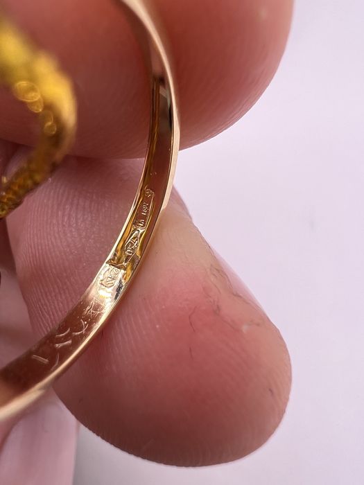 Продам золотое кольцо .