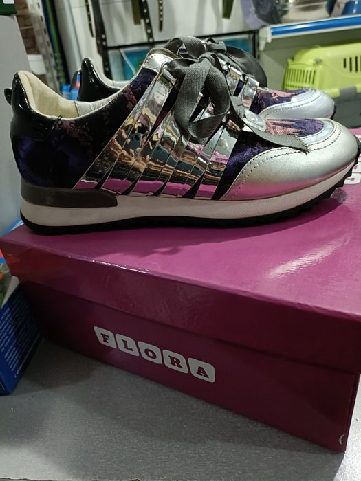 Продам кроссовки женские