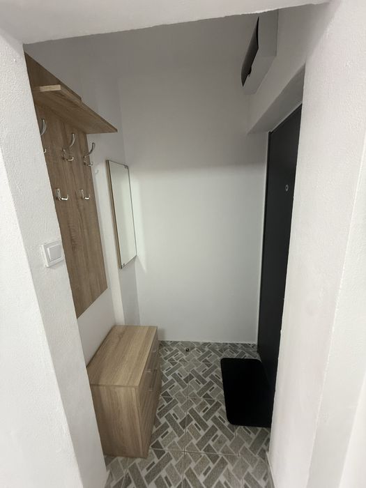 Închiriez apartament MODERN 3 camere etaj 2 Reșița