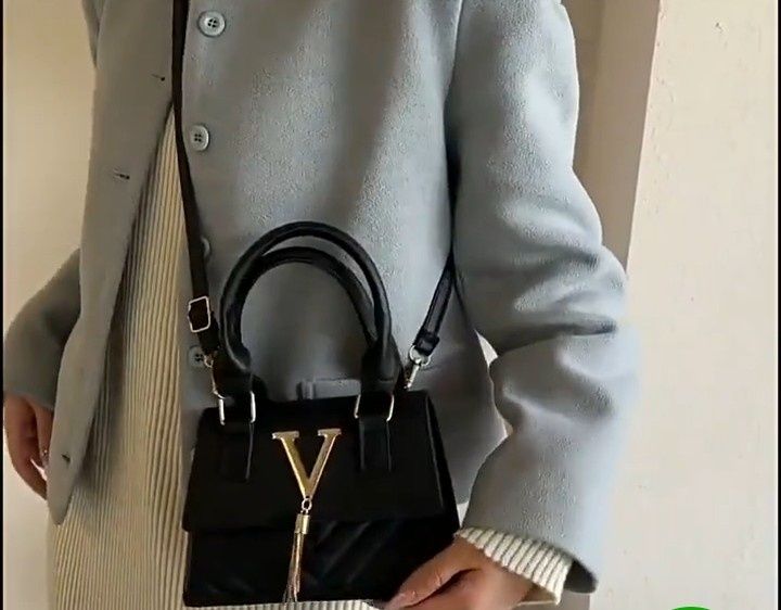 Geanta mini dama,model VLTN,logo metalic auriu,saculet, etichetă