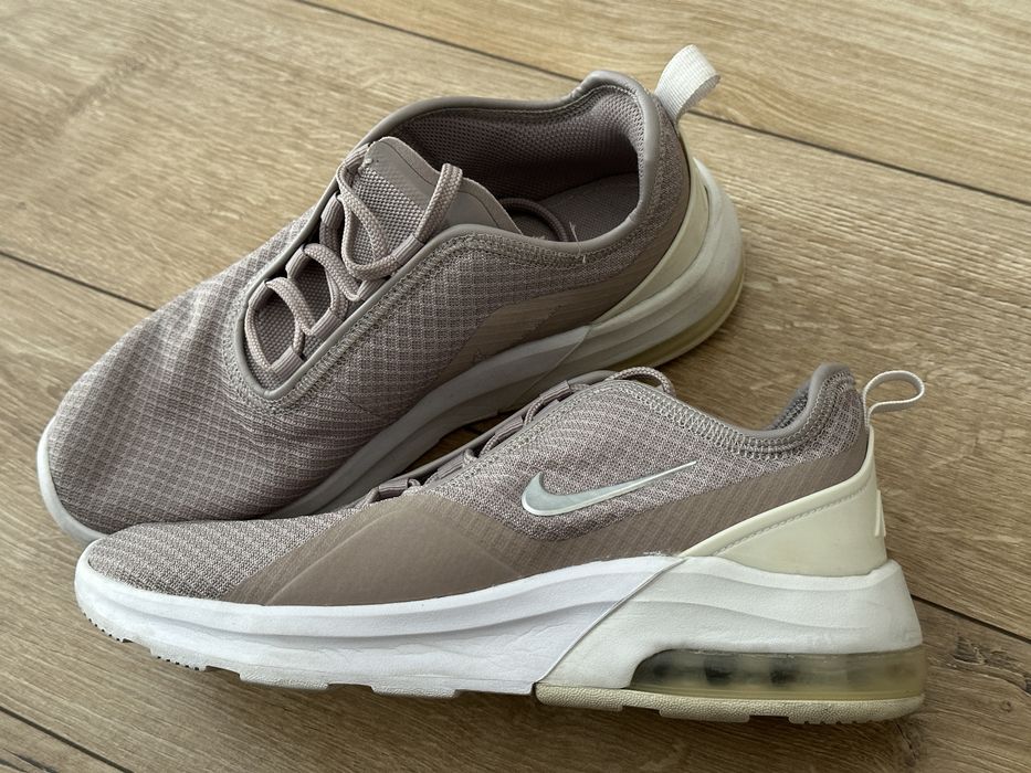 Nike air max motion.
