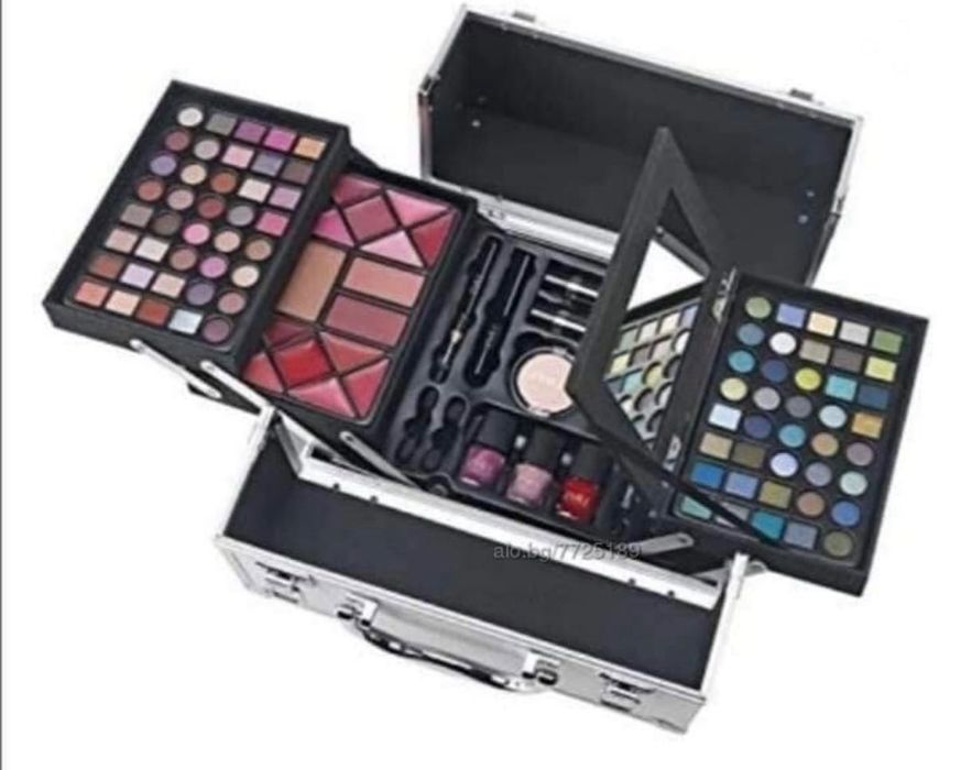 Куфар с гримове.