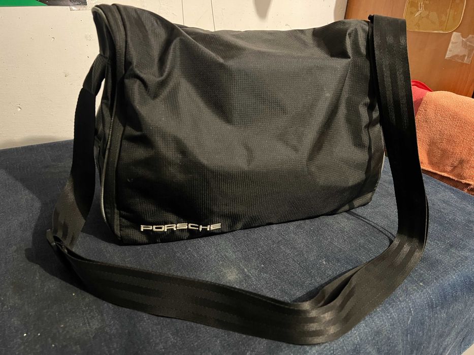 Geanta Set solutii pentru intretinere si cosmetizare originala Porsche