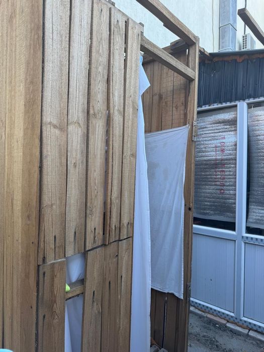 Уличный душ бревна