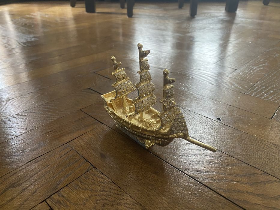 Сувенир златаитжметален кораб / платноходка