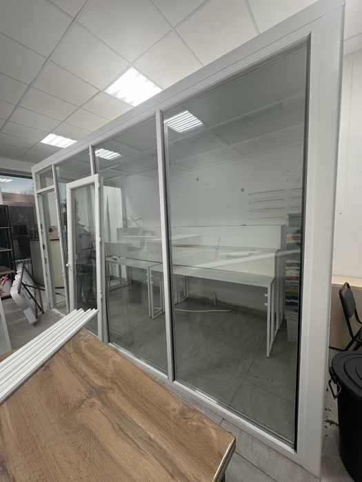 Продам офисную стеклянную перегородку размером 4×2 м.