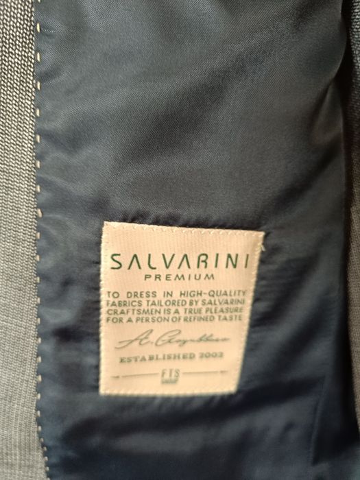 Продаётся шикарный костюм троика