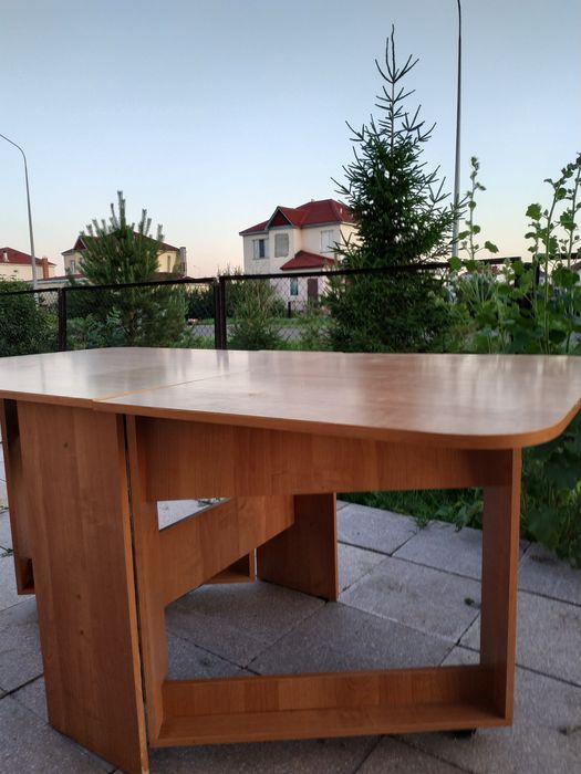 Продам стол книжку