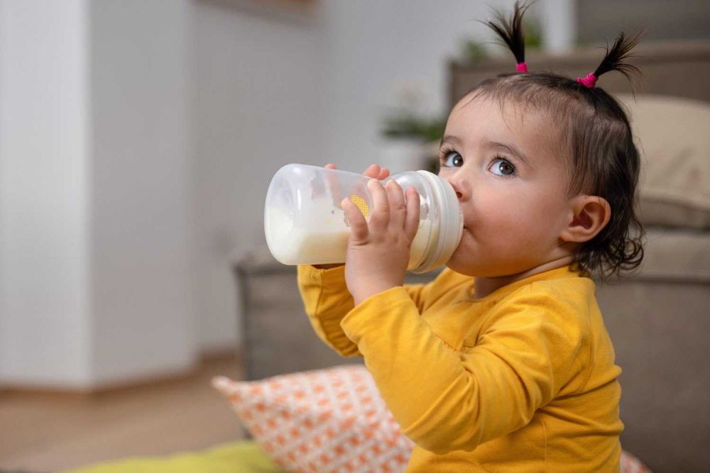 Chicco NaturalFeeling – кърма против колики, 6+ мсек, 330 мл, биберон без силикон, бърз поток, комплект от 2 бр.
