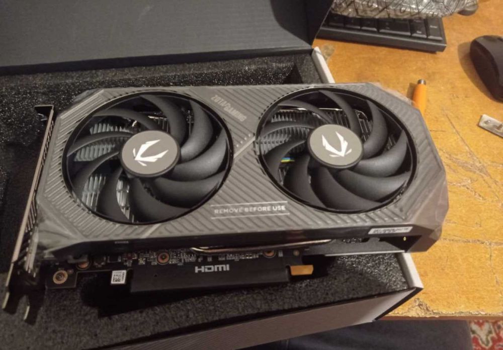 Продам видеокарту  Zotac RTX 5060 с гарантией на 3 месяца Почти новая