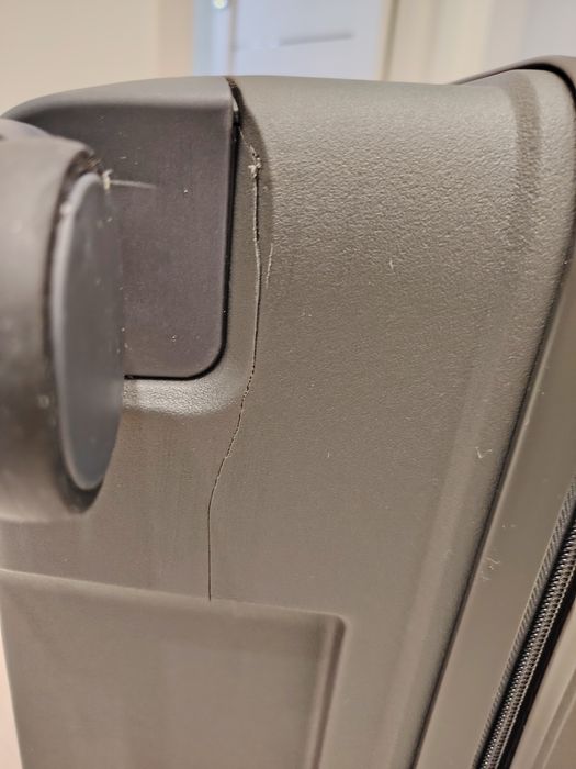 Продам новый чемодан