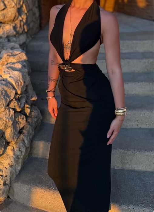Черна елегантна рокля с гол гръб