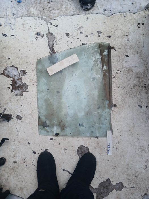 Стекло двери Тоета Карина 2