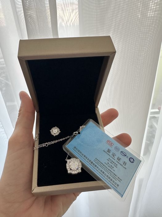 Серебрянный комплект с муассанитами