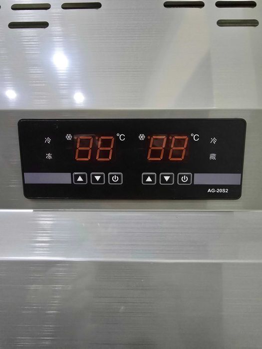 Холодильник 1000 литров. 2 секции на плюс и минус. 4 двери.