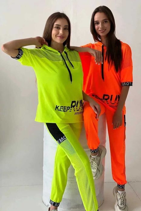 Яркий женский костюм