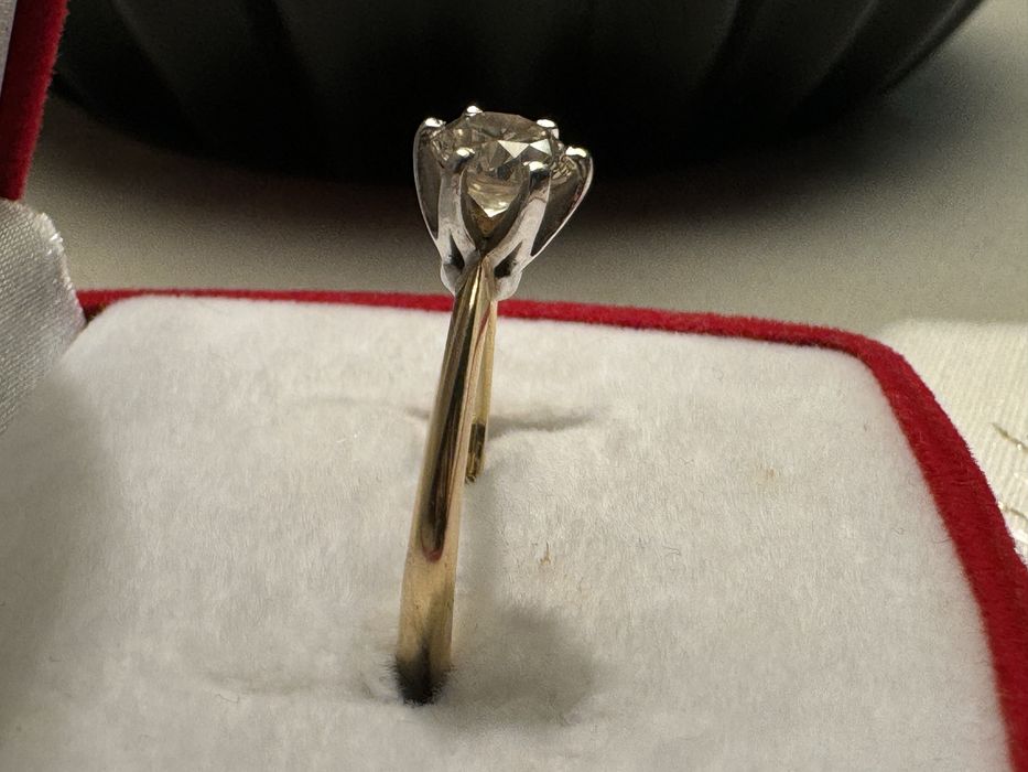 Золотое кольцо с природным бриллиантом