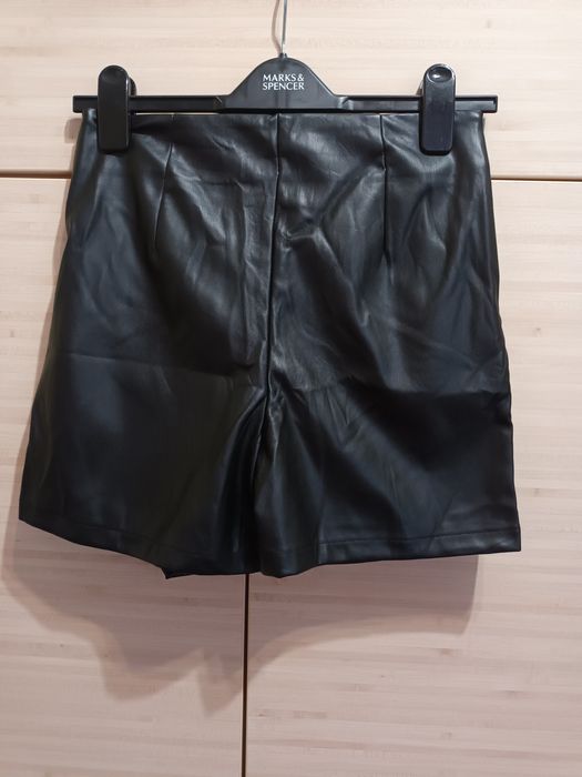 Черни кожени пола панталонки