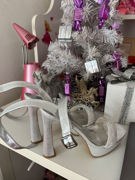 Обувки на висок ток