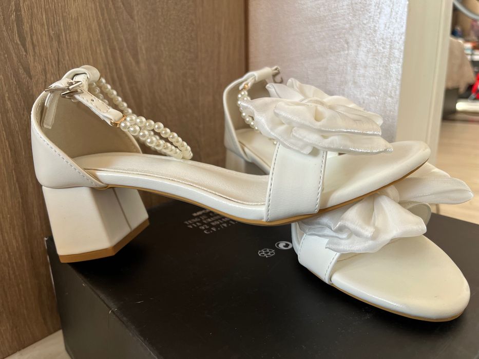 Бели сандали на нисък ток