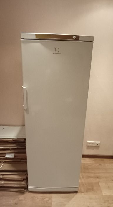 Продам морозильную камеру Indesit