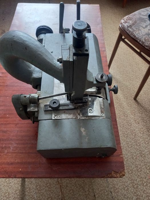 Машина для спуска края кожи