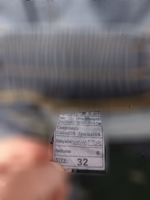 Jensi shim ozgina kiyilgan