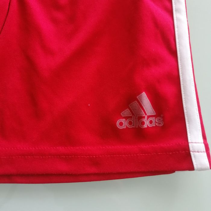 Подарявам 3-4 г Adidas футболен комплект
