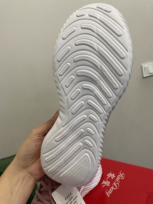 Кроссовки женские