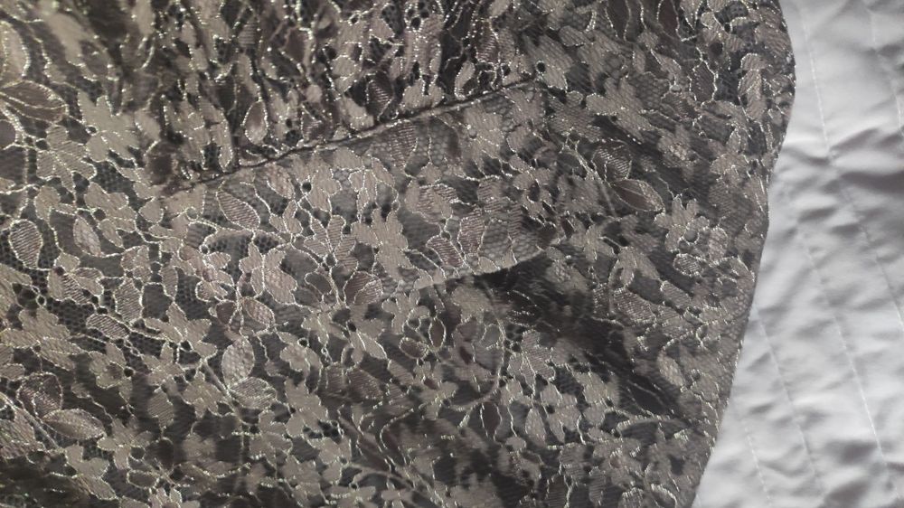 Дантелена рокля в кафяв цвят с златистата нишка.