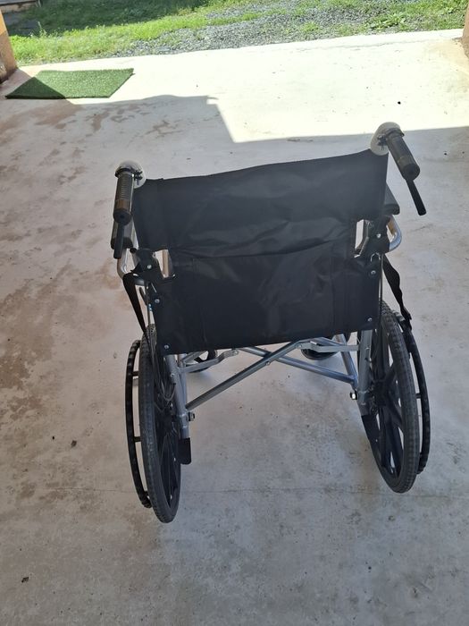 Vând cărucior pentru persoane cu dizabilitati