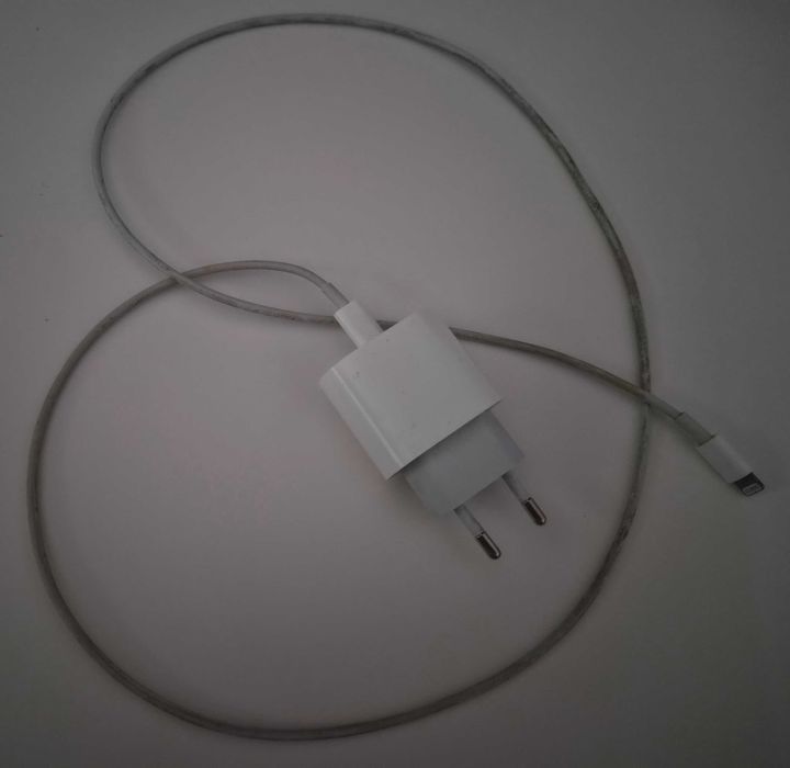 Iphone 14 negru cu incarcator