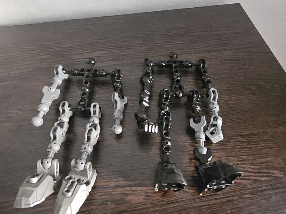 Части сборных игрушек типа бионикл