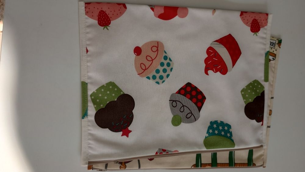 Текстилна папка за учебници или документи.