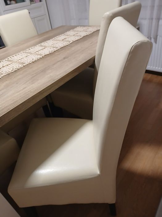 Masa +6 scaune din piele,masa are 1600lungime,89 lățime si 76 inaltime sânt ca noi