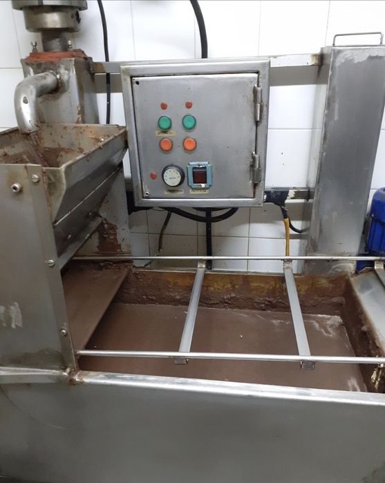 Машина за шоколадиране та тестени и сладкарски изделия