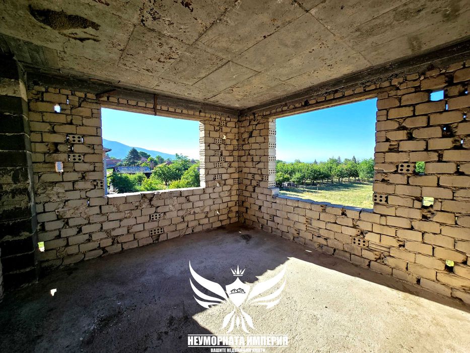 Продавам двуетажна къща 206РЗП и двор 525кв.м. с гараж в с.Тополово