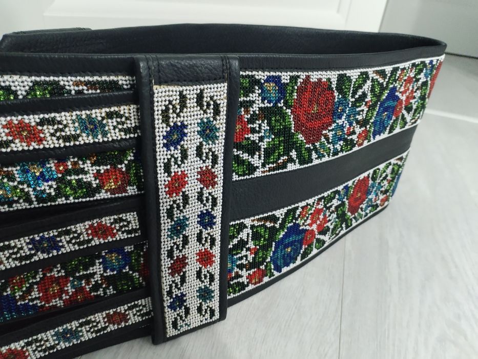 Brâu din piele cusut cu mărgele