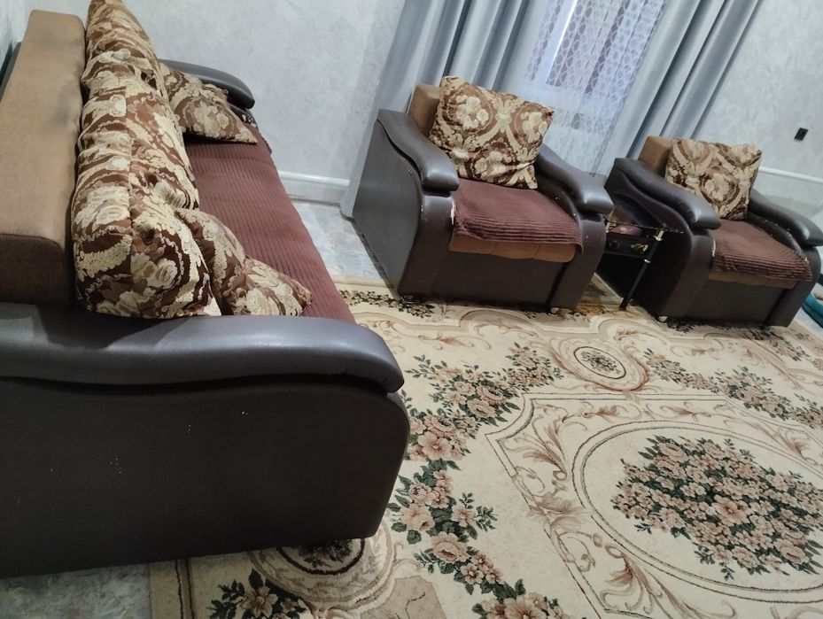 Продам диван с креслами.