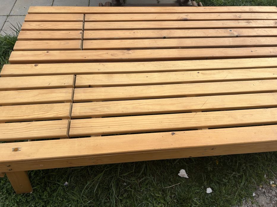 Маси и пейки от масивно дърво